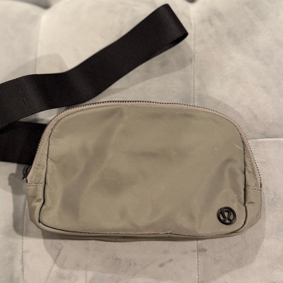 Lululemon Everywhere Belt Bag Carbon Dust OG Original - Picture 2 of 10